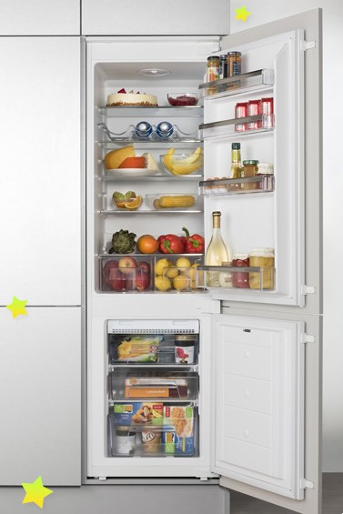 frigider incorporabil cu 2 usi, deschise, frigider sus si compartiment congelare jos, pline cu alimente