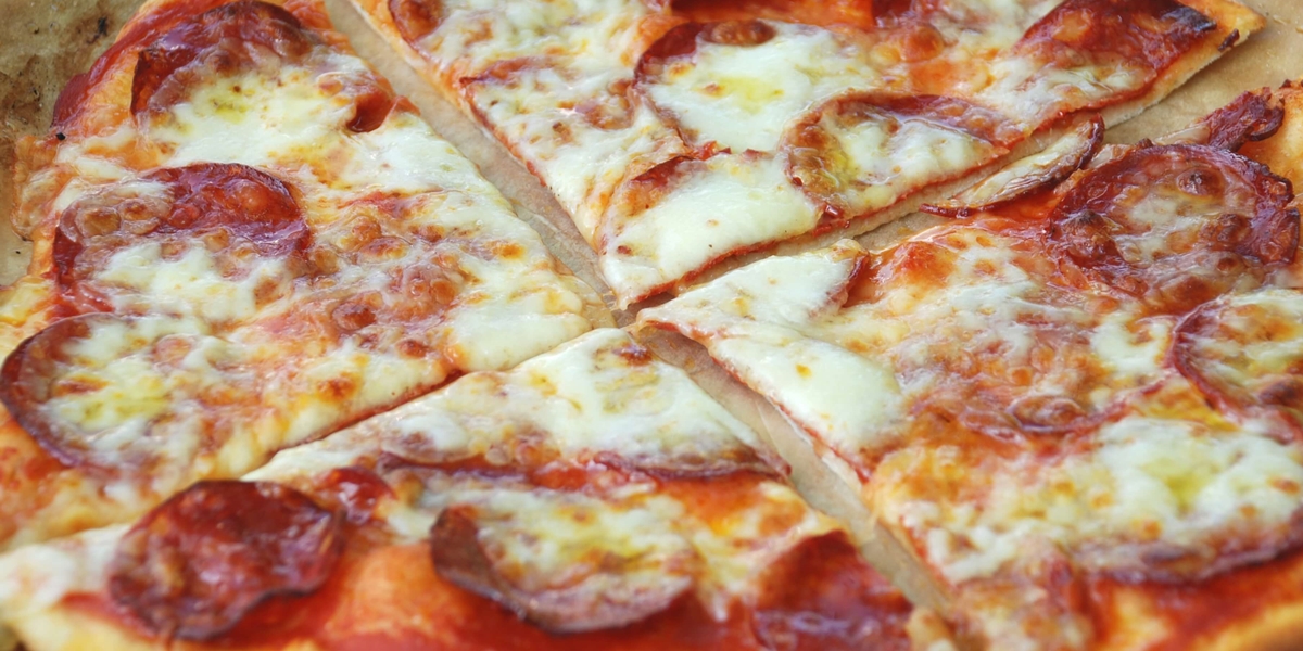 pizza cu salam scoasa din cuptor de pizza